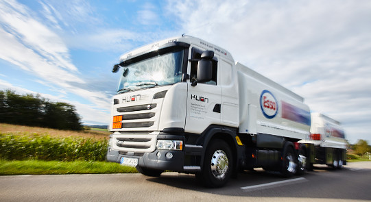 Esso Premium Optiplus Heizöl Tankwagen in Fahrt